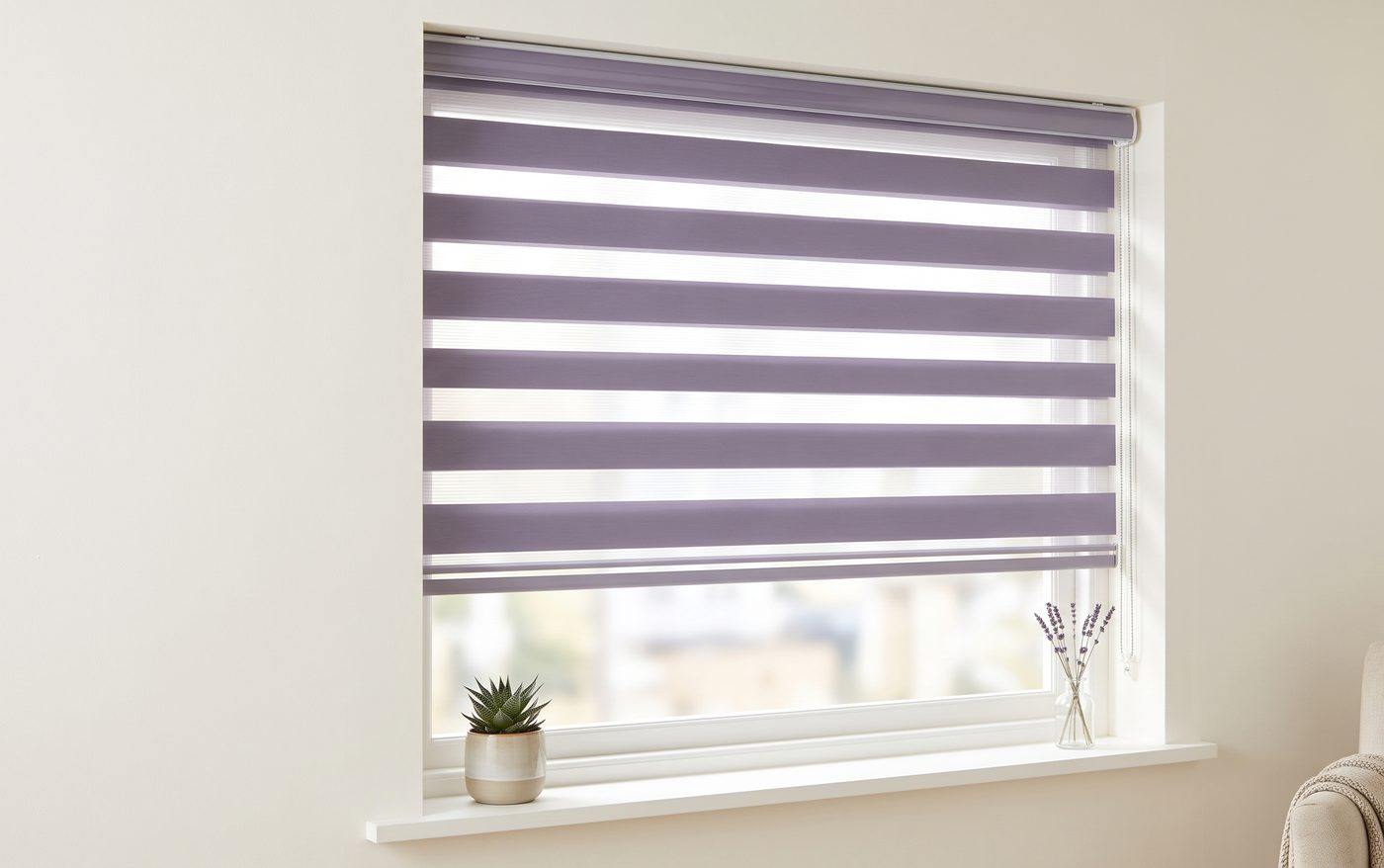 Mürdüm zebra stor perde takılı pencere